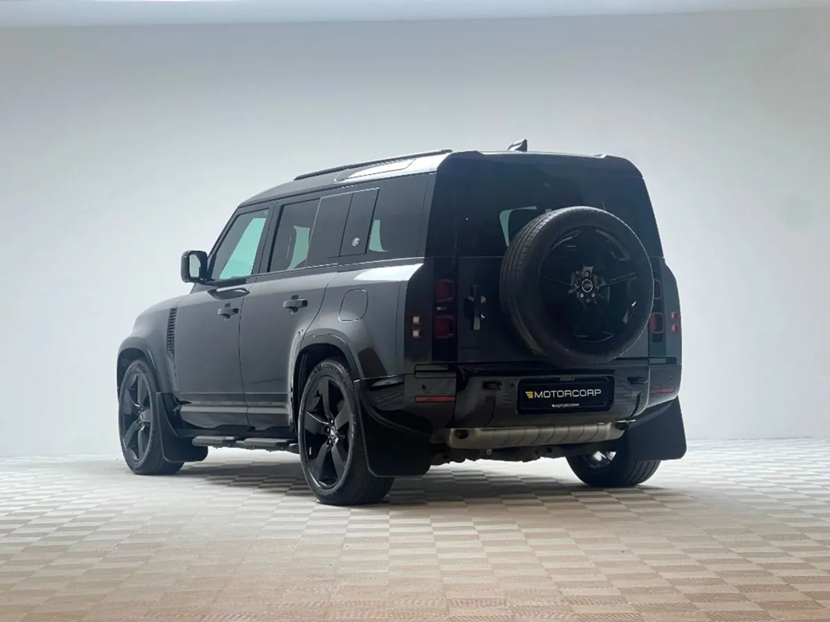 Land Rover Defender HSE X-dynamic P400e  pan Roof - Image 4