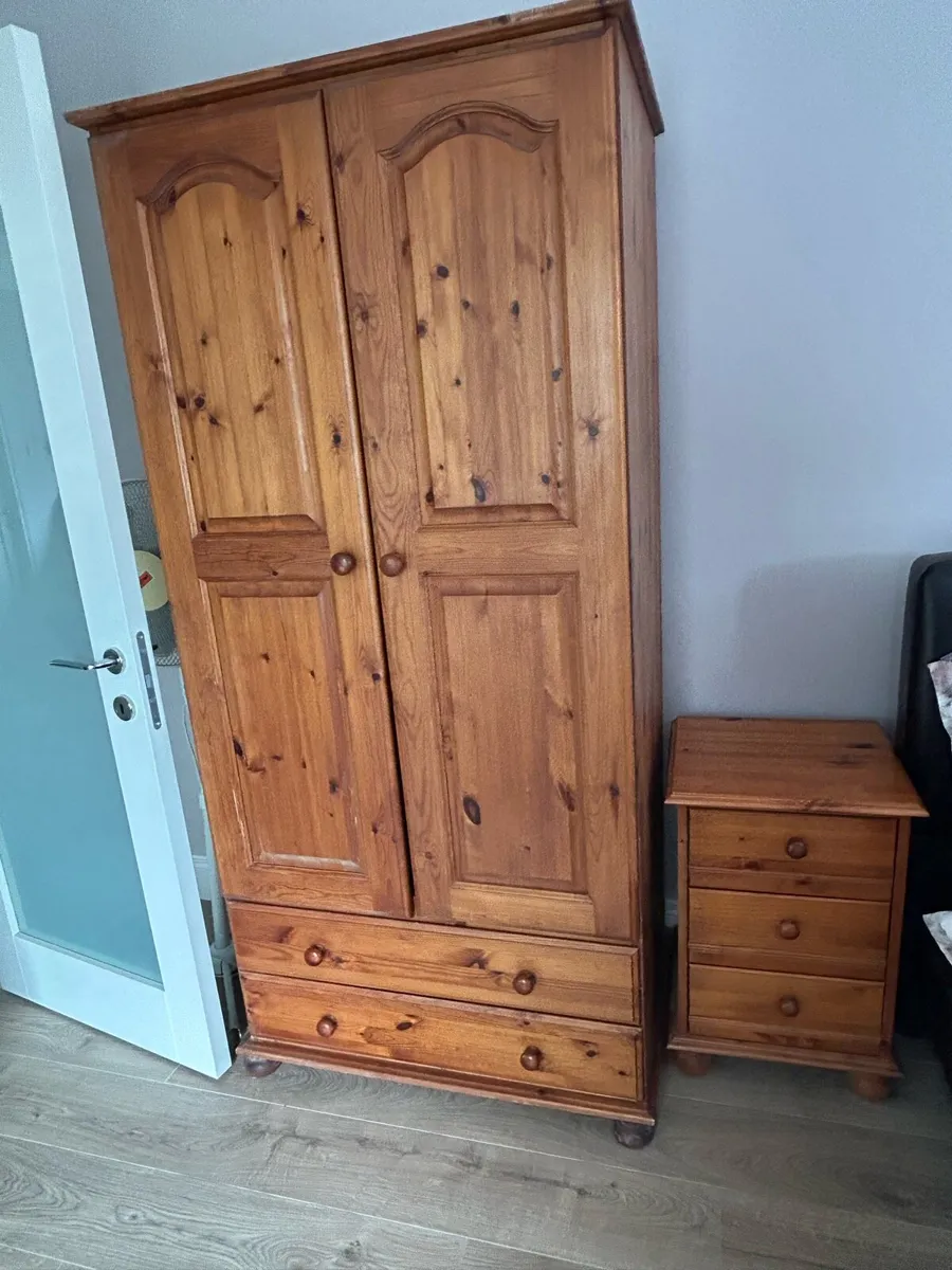 Wardrobe and chest of drawers - Image 1