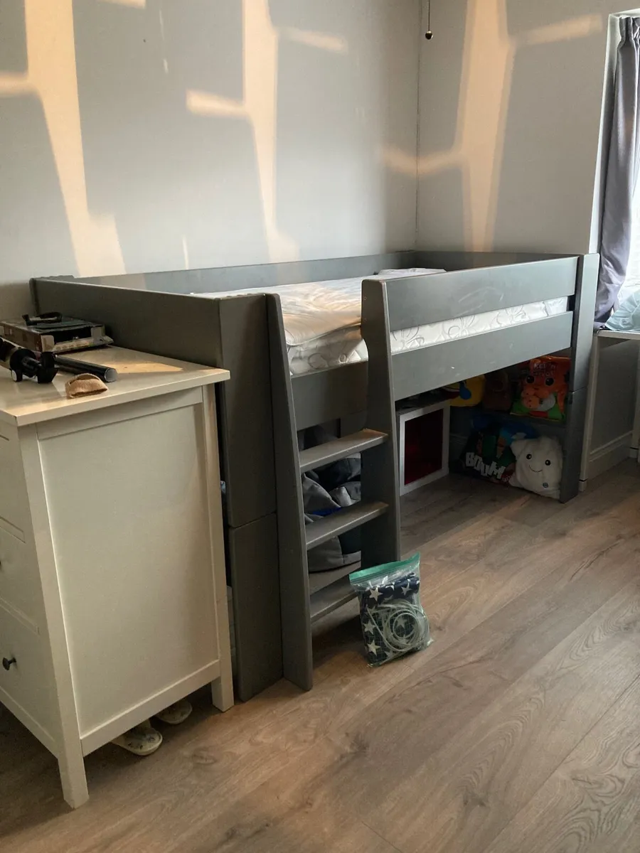 Bed - Image 1