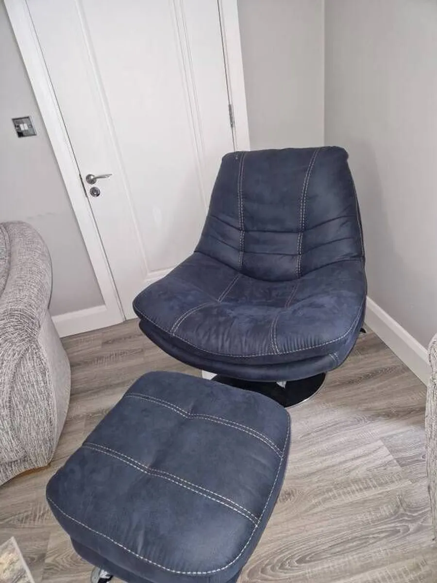 Navy blue swivelling chair - Image 1