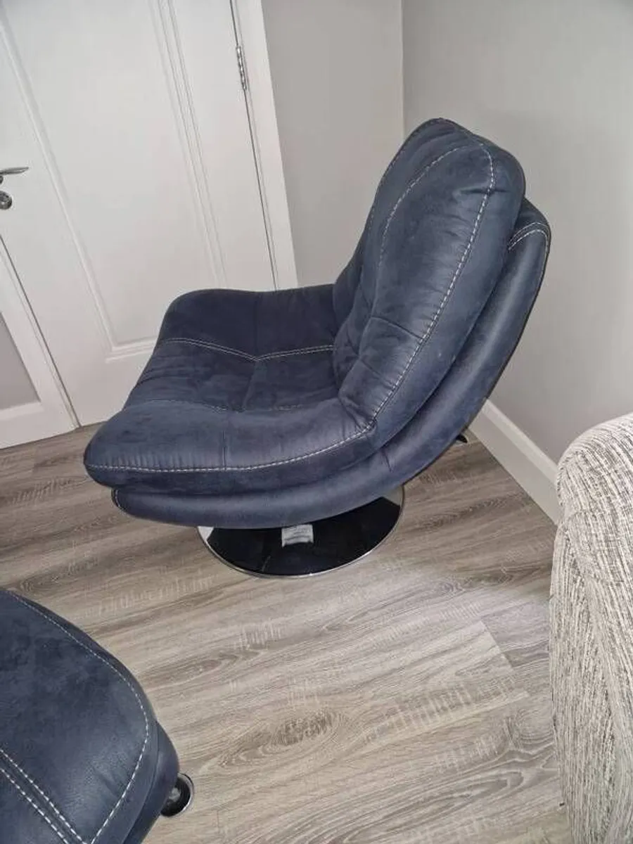 Navy blue swivelling chair - Image 3