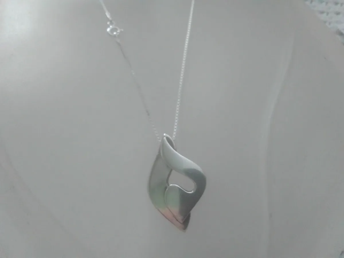 VINTAGE 70's STERLING SILVER SWIRL PENDANT - Image 3