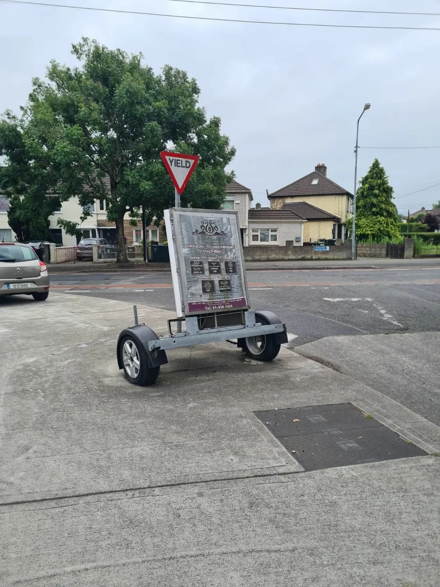 Advertising trailer - Image 1