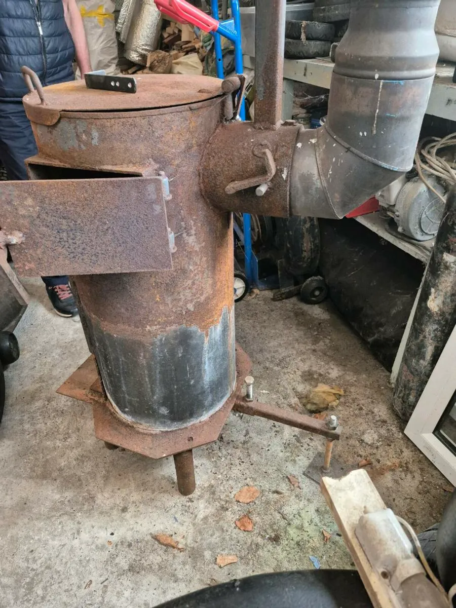 Solid fuel free standing stove - Image 1
