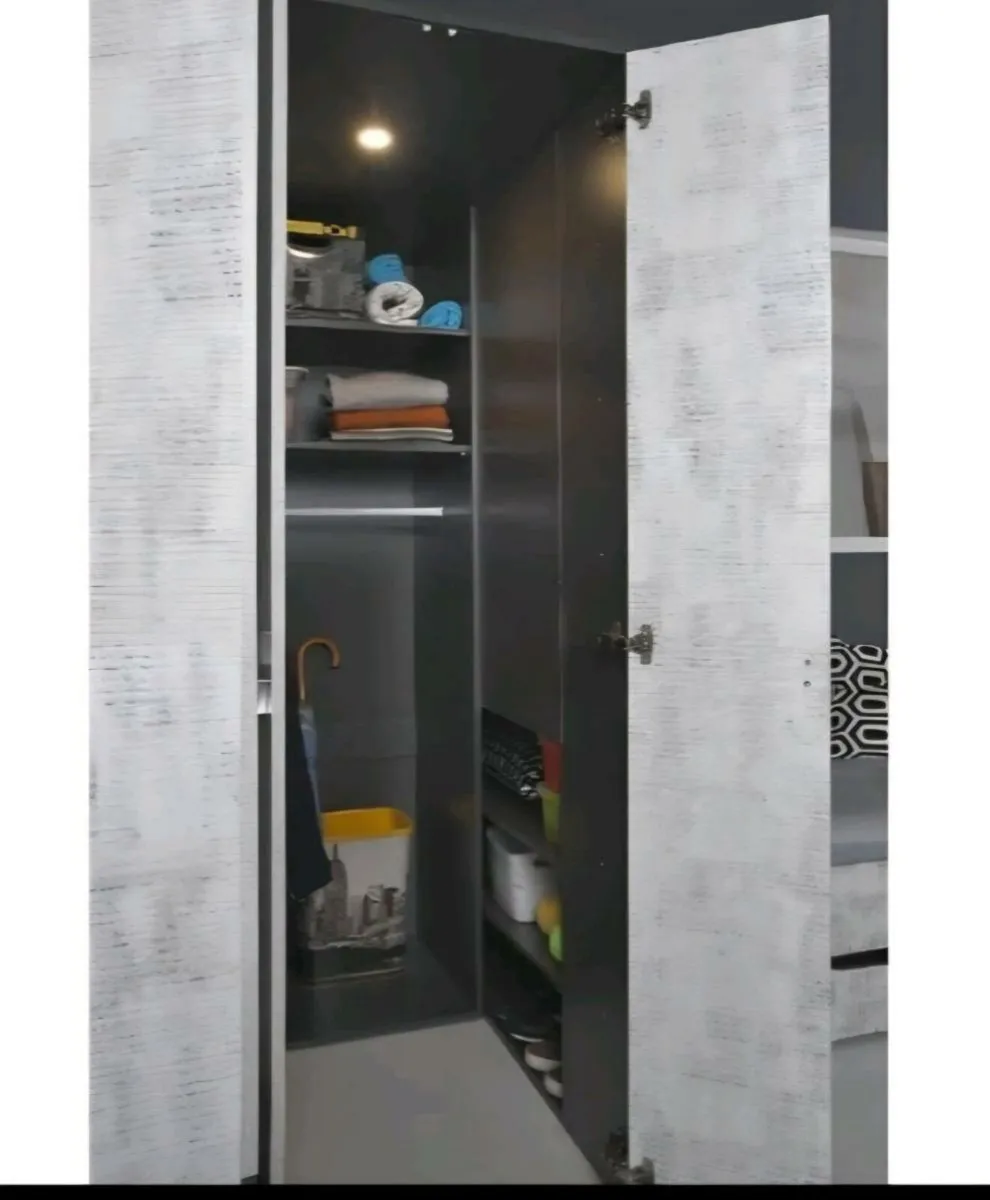 Walkin wardrobe and desk - Image 4