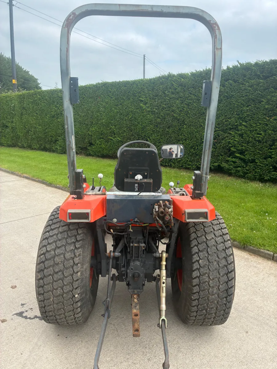 Kubota ST 30 compact tractor - Image 1