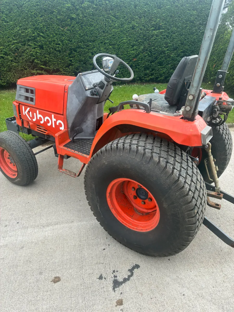 Kubota ST 30 compact tractor - Image 2