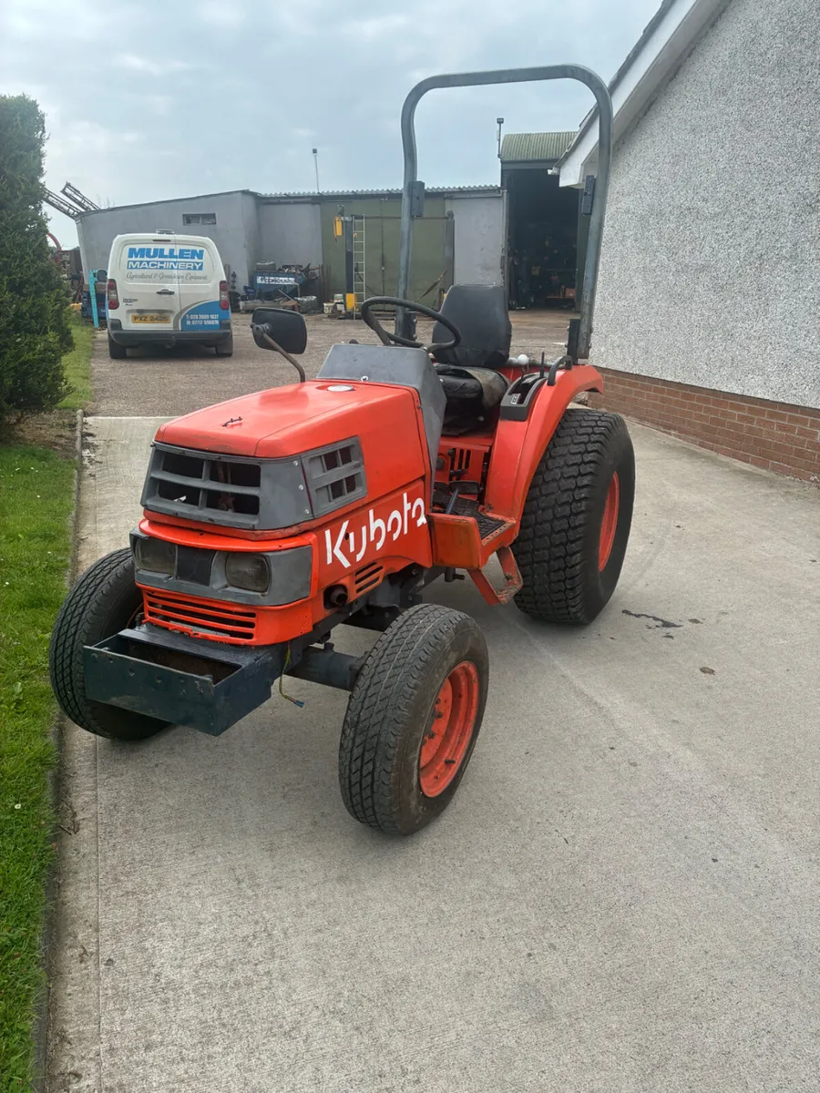 Kubota ST 30 compact tractor - Image 4