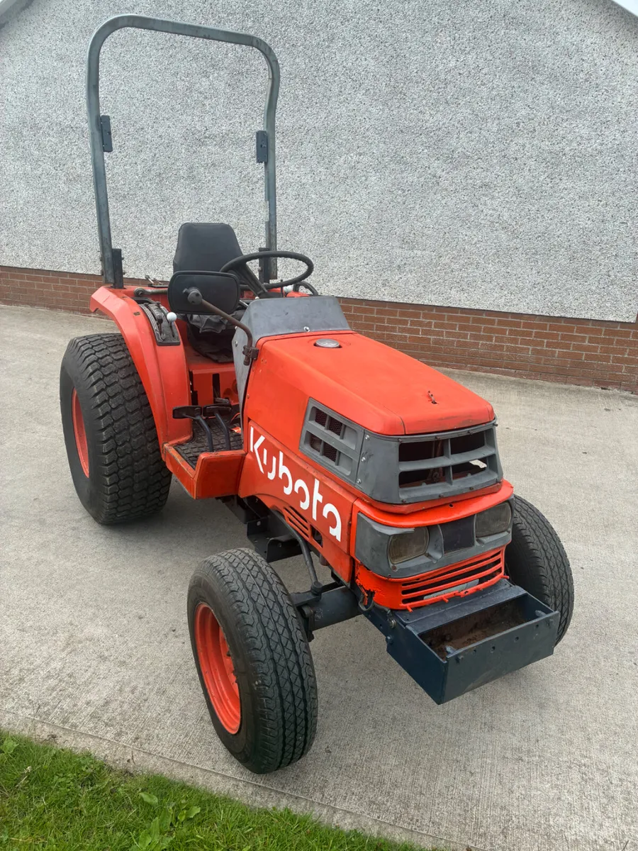 Kubota ST 30 compact tractor - Image 3