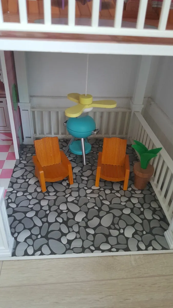 Doll House with accessories - like brand new - Image 3