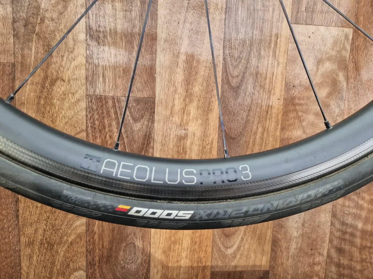 Front carbon wheel Bontrager Aeolus Pro 3 - Image 1