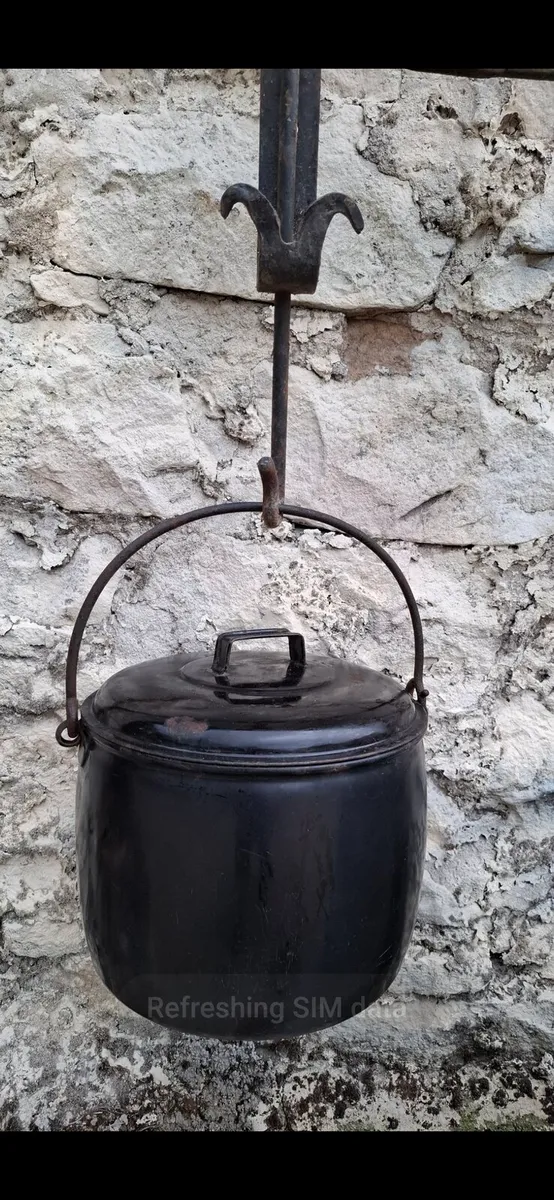 Old cooking pot with lid - Image 1