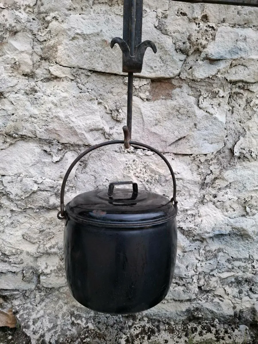 Old cooking pot with lid - Image 2