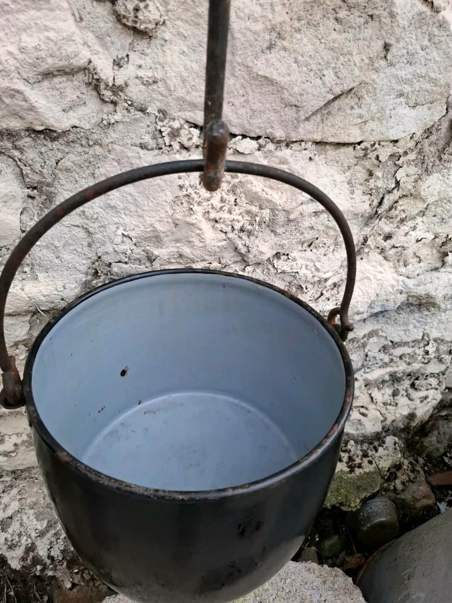 Old cooking pot with lid - Image 3