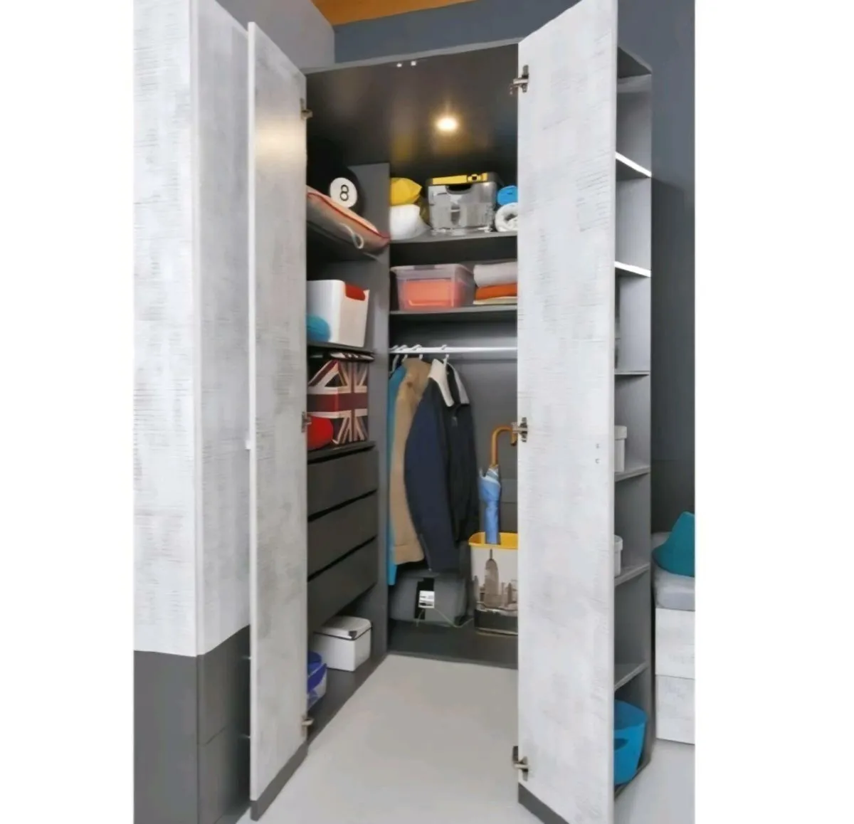 Walkin wardrobe and desk - Image 3