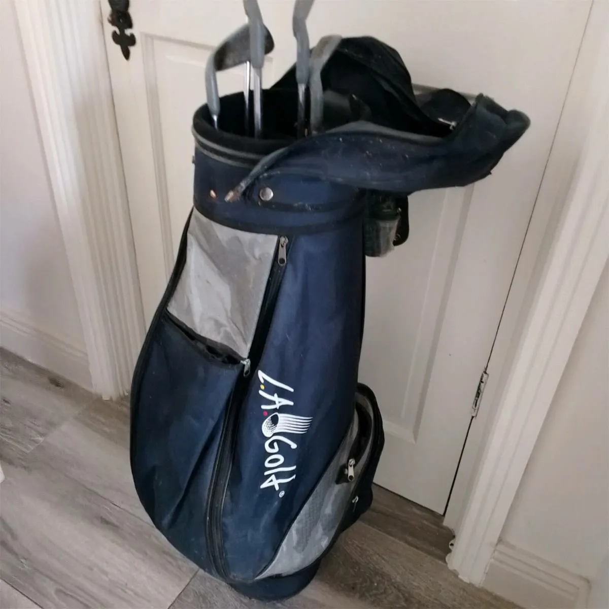 Golf bag, with some clubs - Image 1