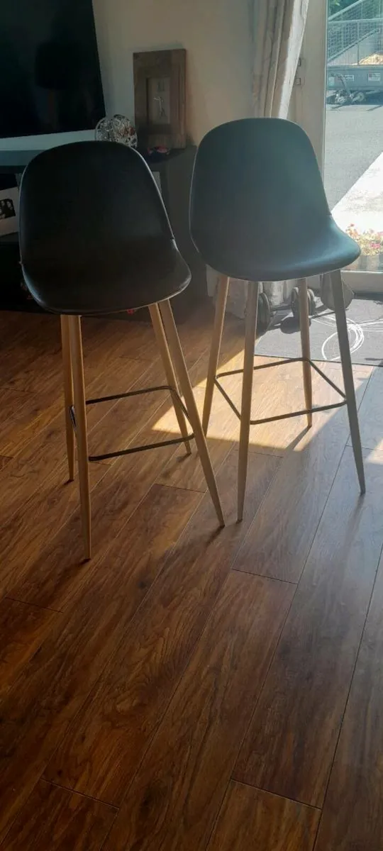 2 barstools