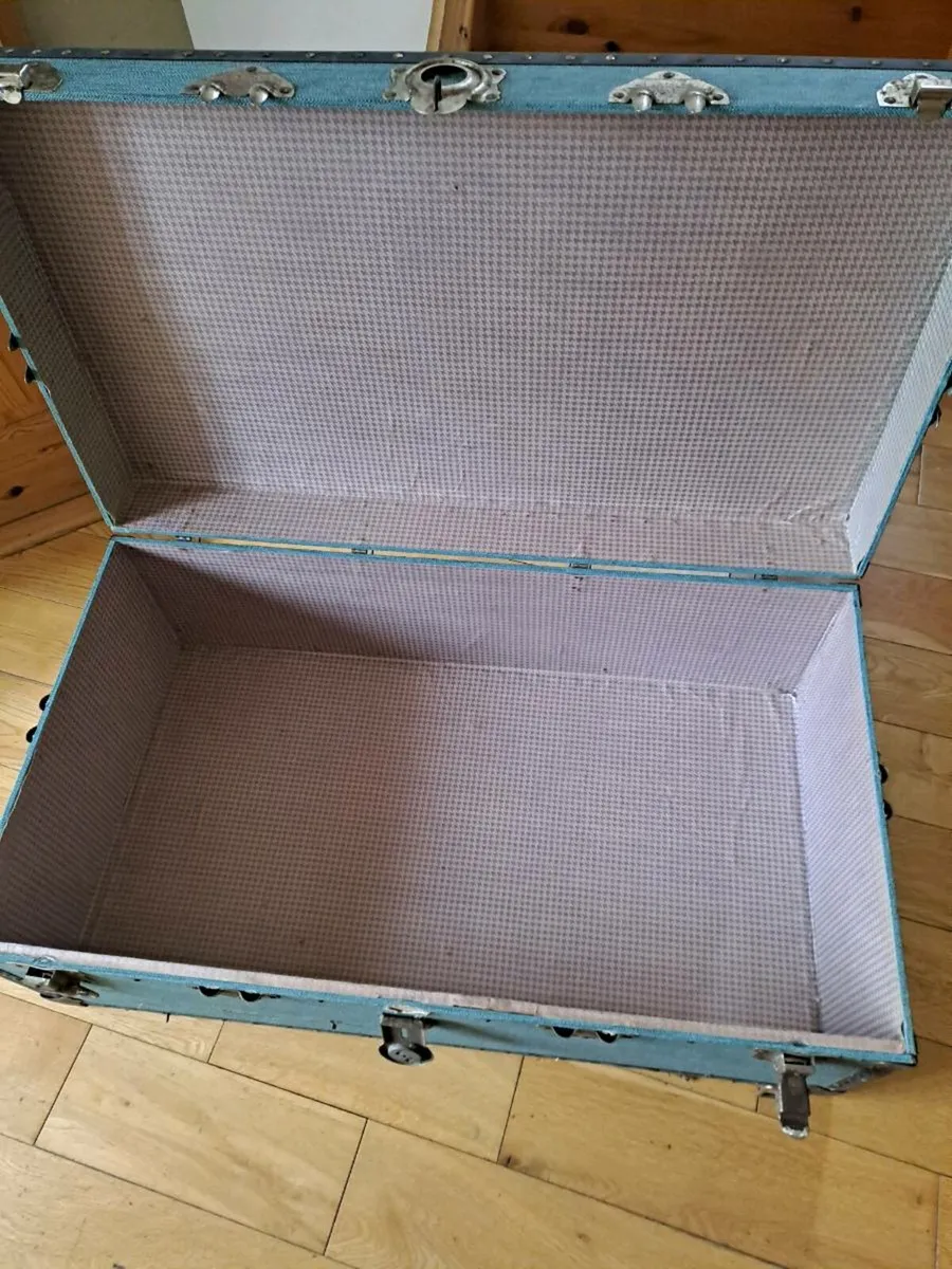 Large travel/storage trunk - Image 2