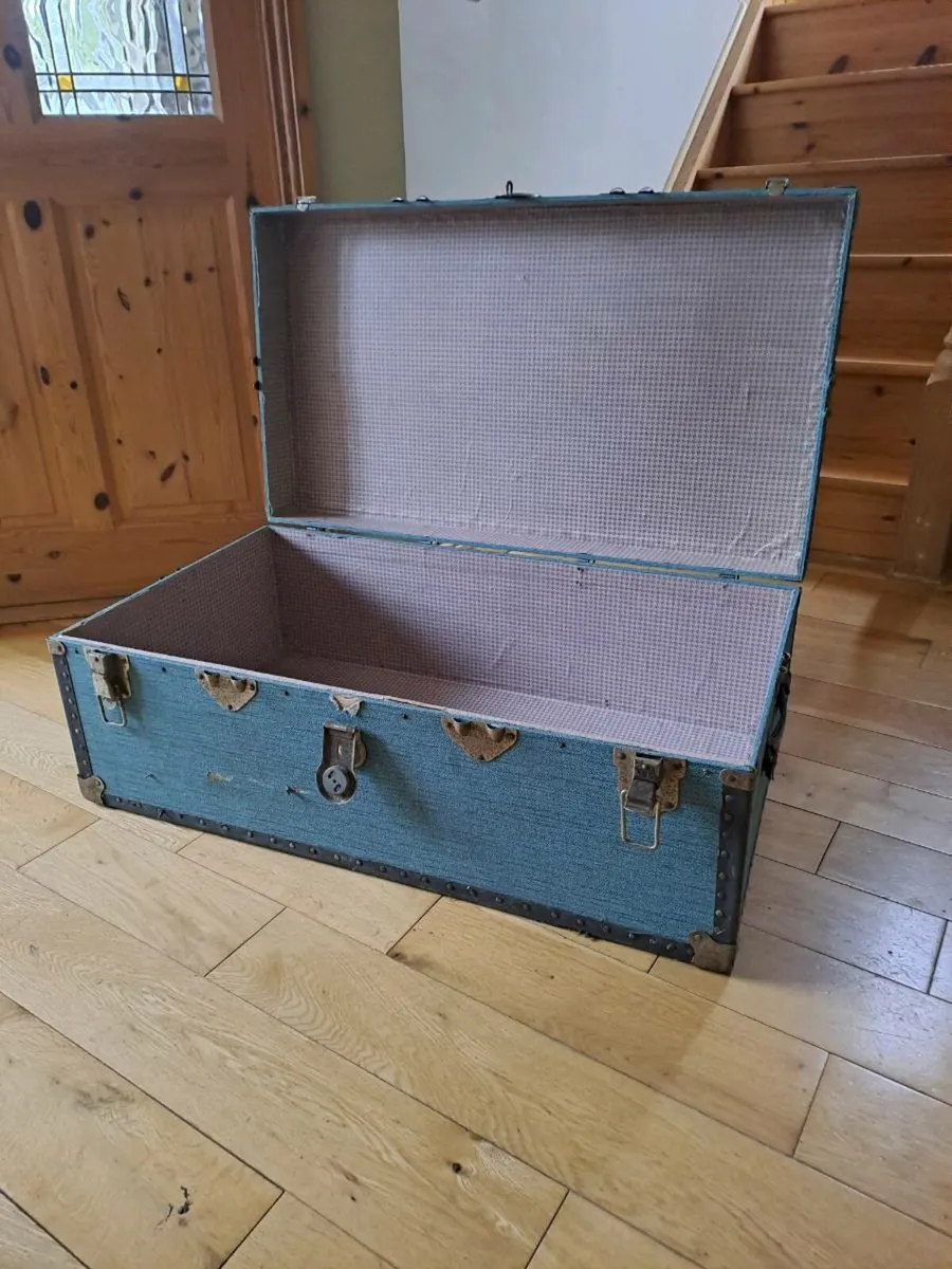 Large travel/storage trunk - Image 4
