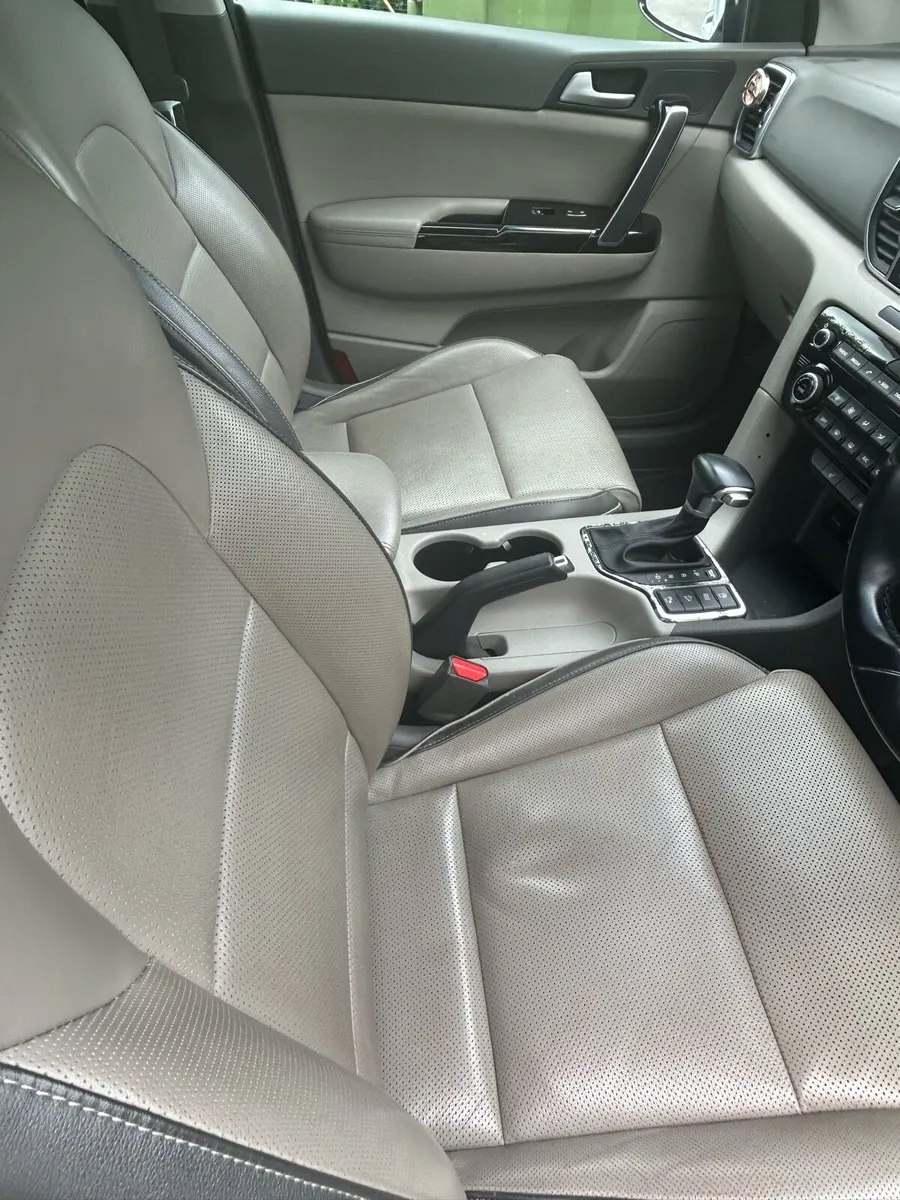 Car - Image 3