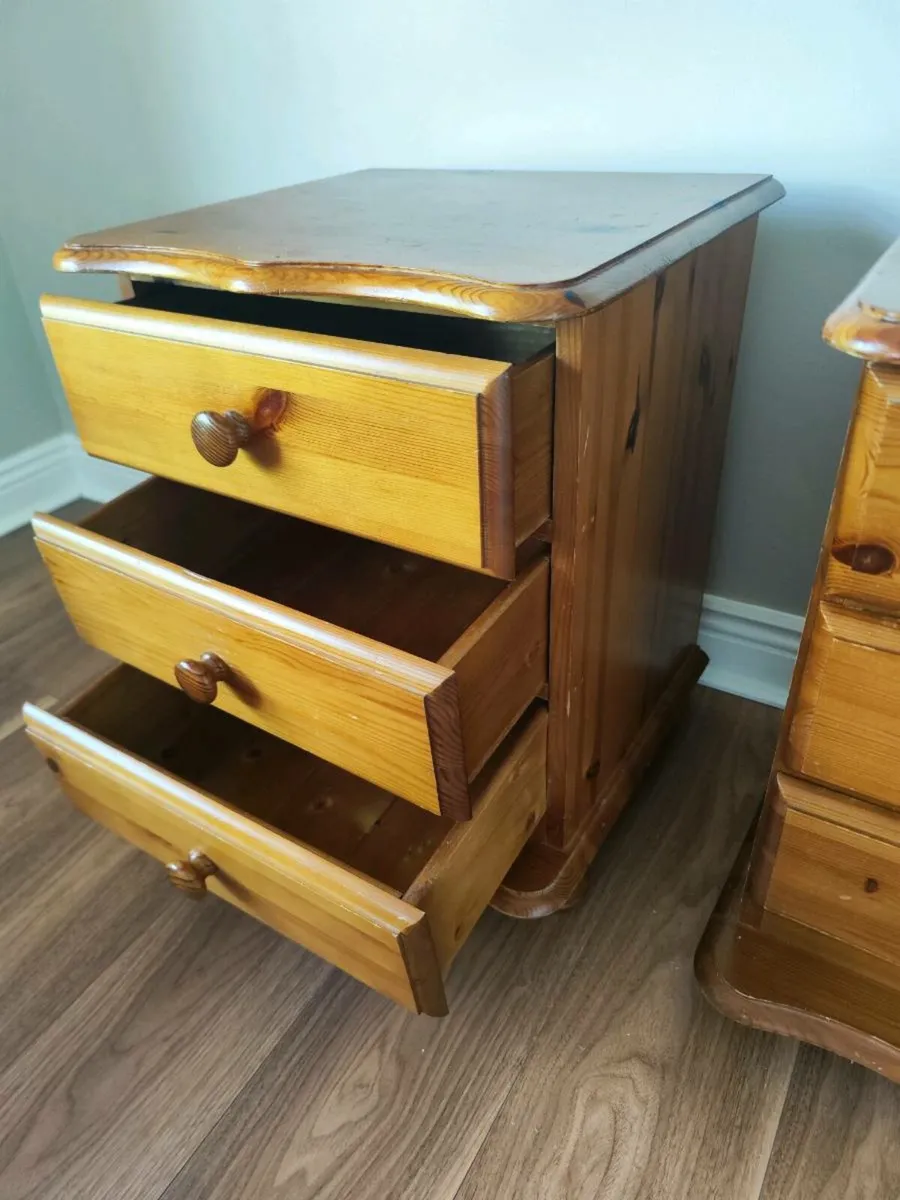 Wardrobe & Chest of Drawers - Image 4