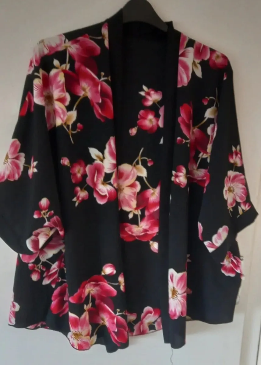Black & floral kimono new sz 22/24