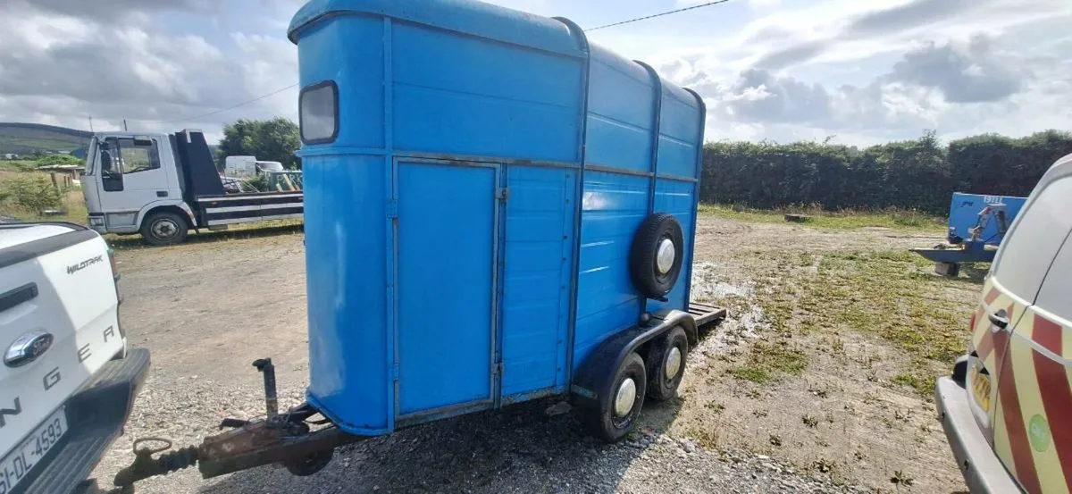 Horse box - Image 1