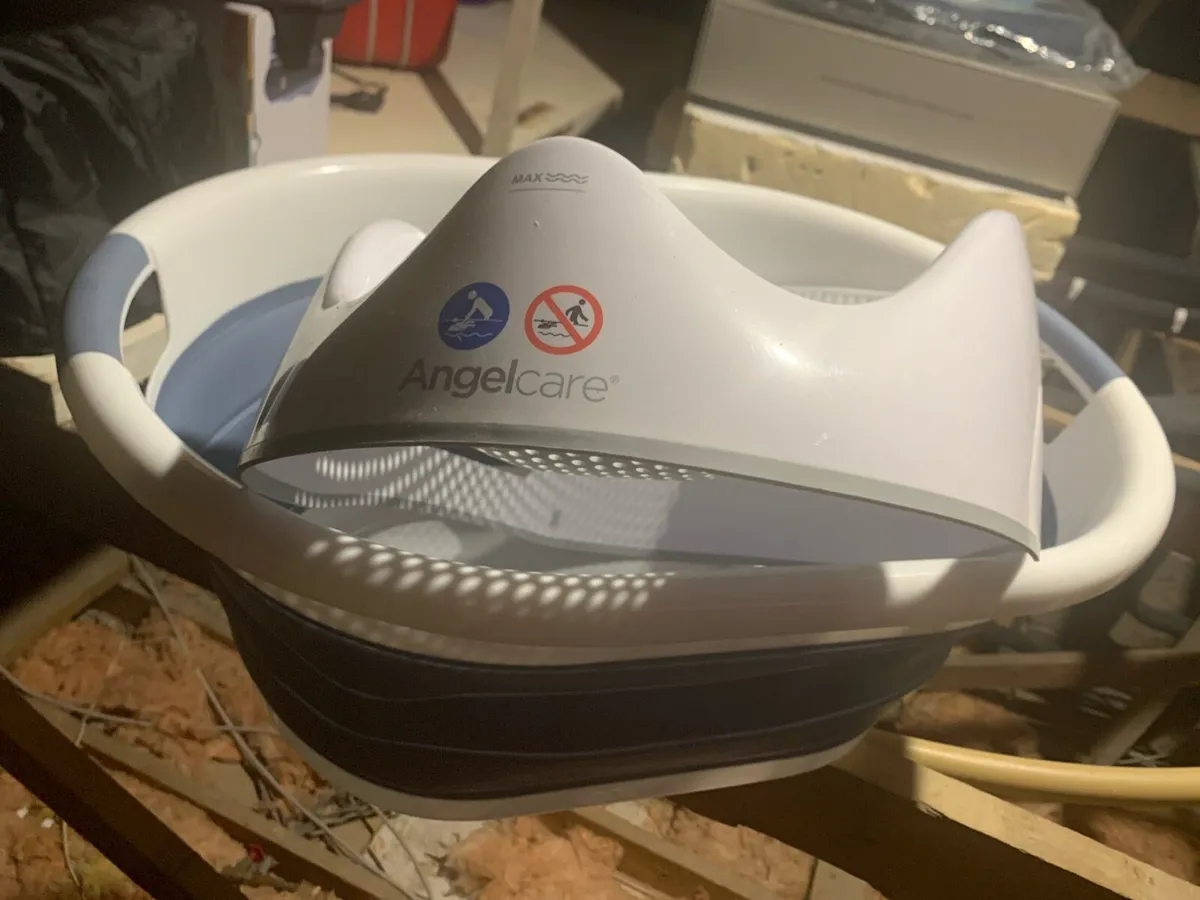 Extendable baby bath and Angelcare Seat - Image 1