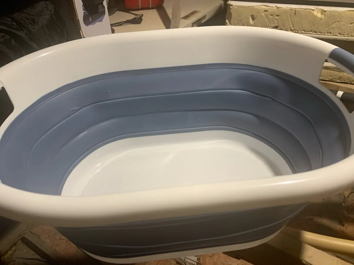 Extendable baby bath and Angelcare Seat - Image 2