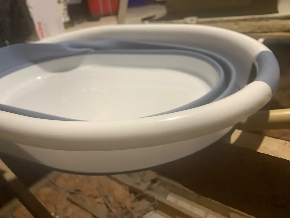 Extendable baby bath and Angelcare Seat - Image 3