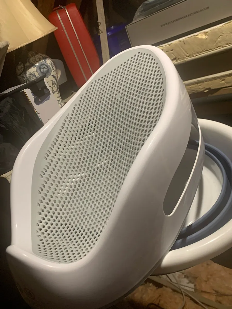 Extendable baby bath and Angelcare Seat - Image 4