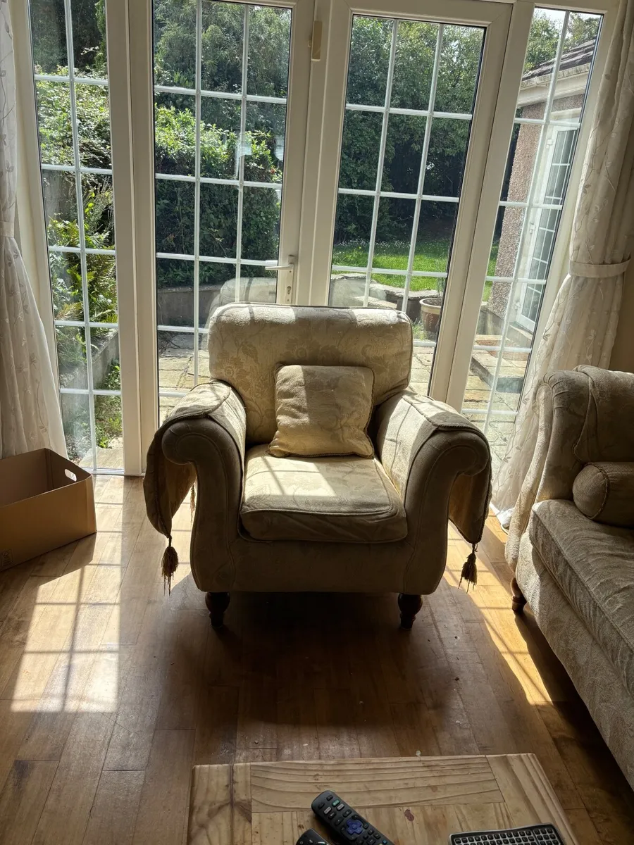 Three piece  cream suite - Image 2