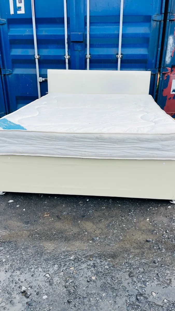 King size bed - Image 3