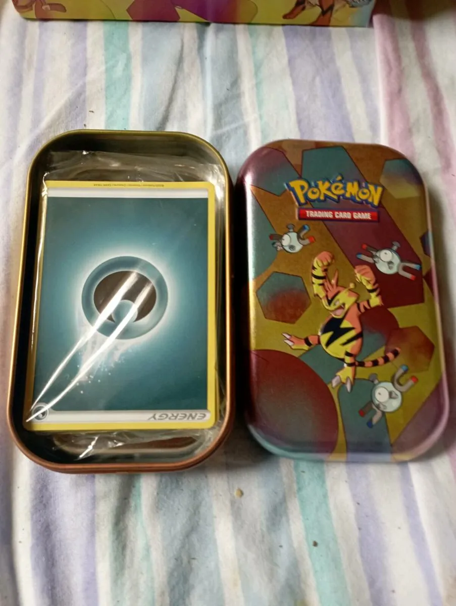 POKÉMON TRADING CARDS IN  COLLEIUBLE TIN. - Image 4