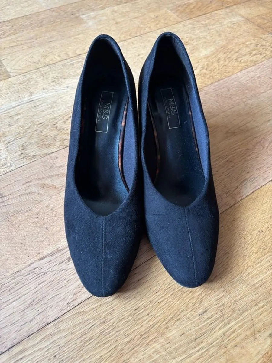 Black suede material shoe with a tortoise patterned heel - Image 1