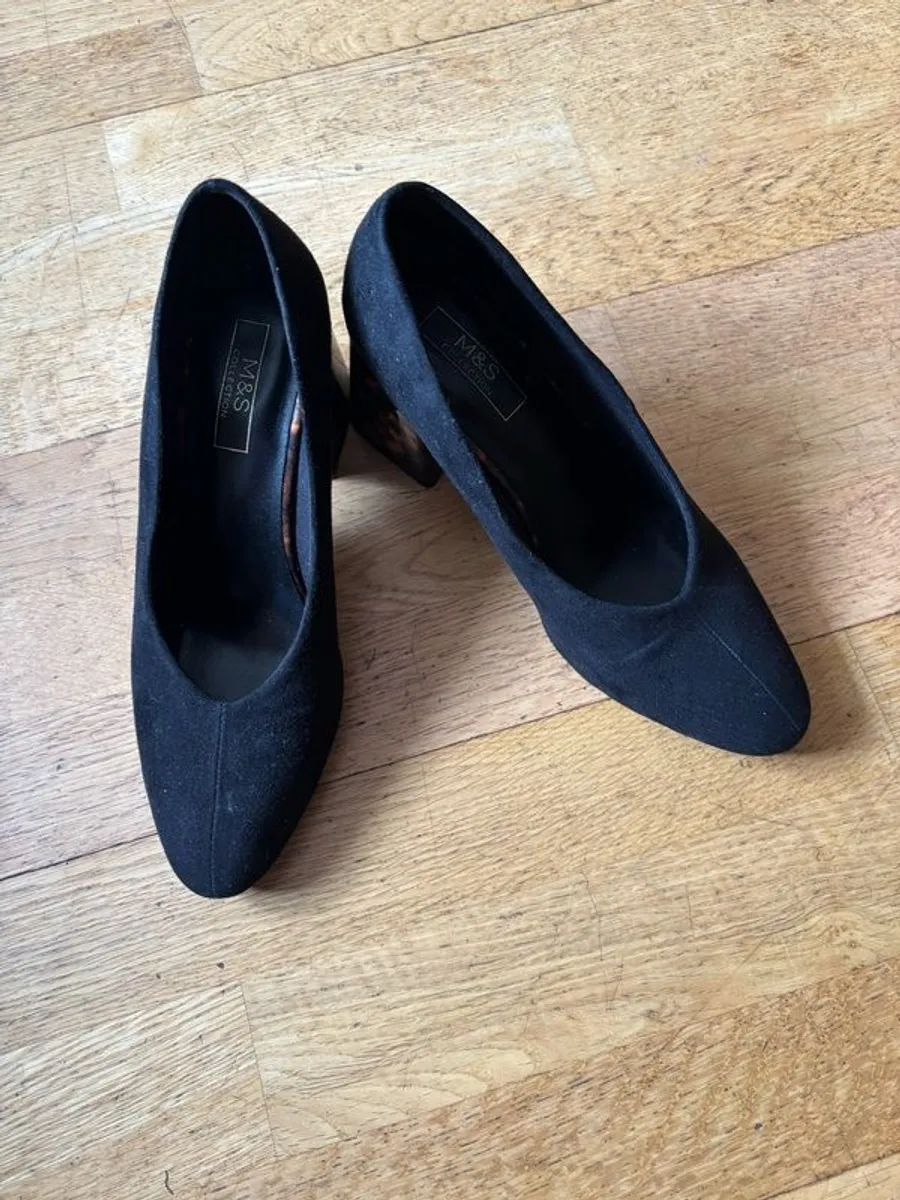 Black suede material shoe with a tortoise patterned heel - Image 2