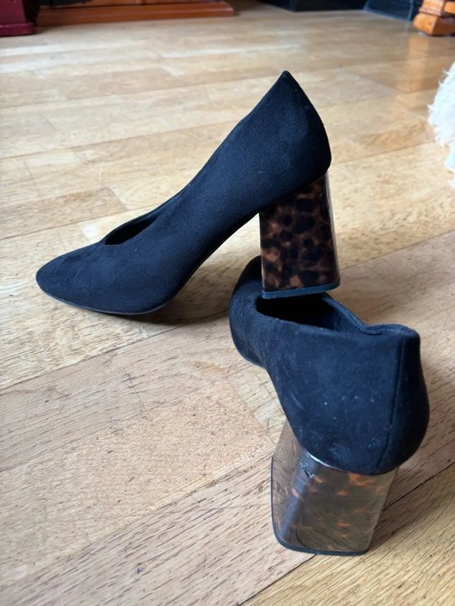 Black suede material shoe with a tortoise patterned heel - Image 3