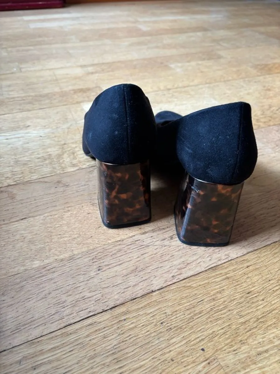 Black suede material shoe with a tortoise patterned heel - Image 4