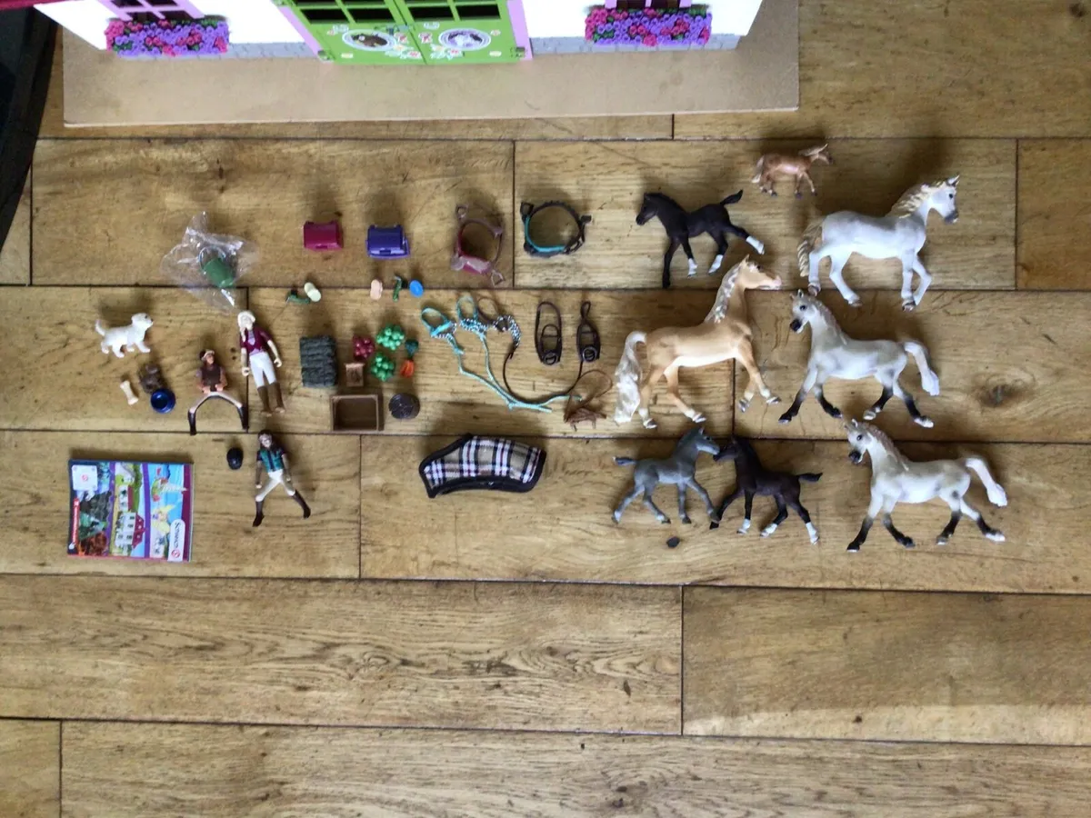 Schleich horses- stable and horse box bundle - Image 2