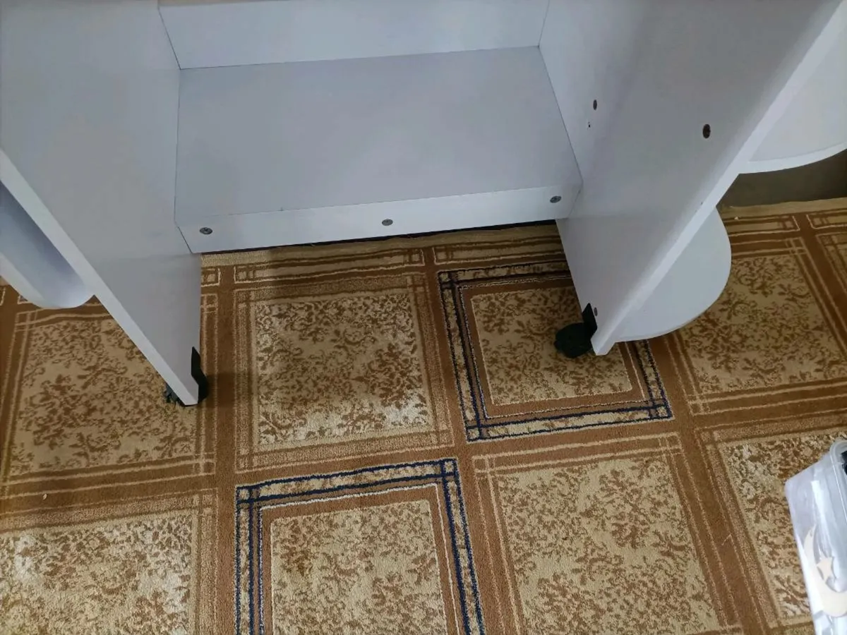 Desktop and chair - Image 3