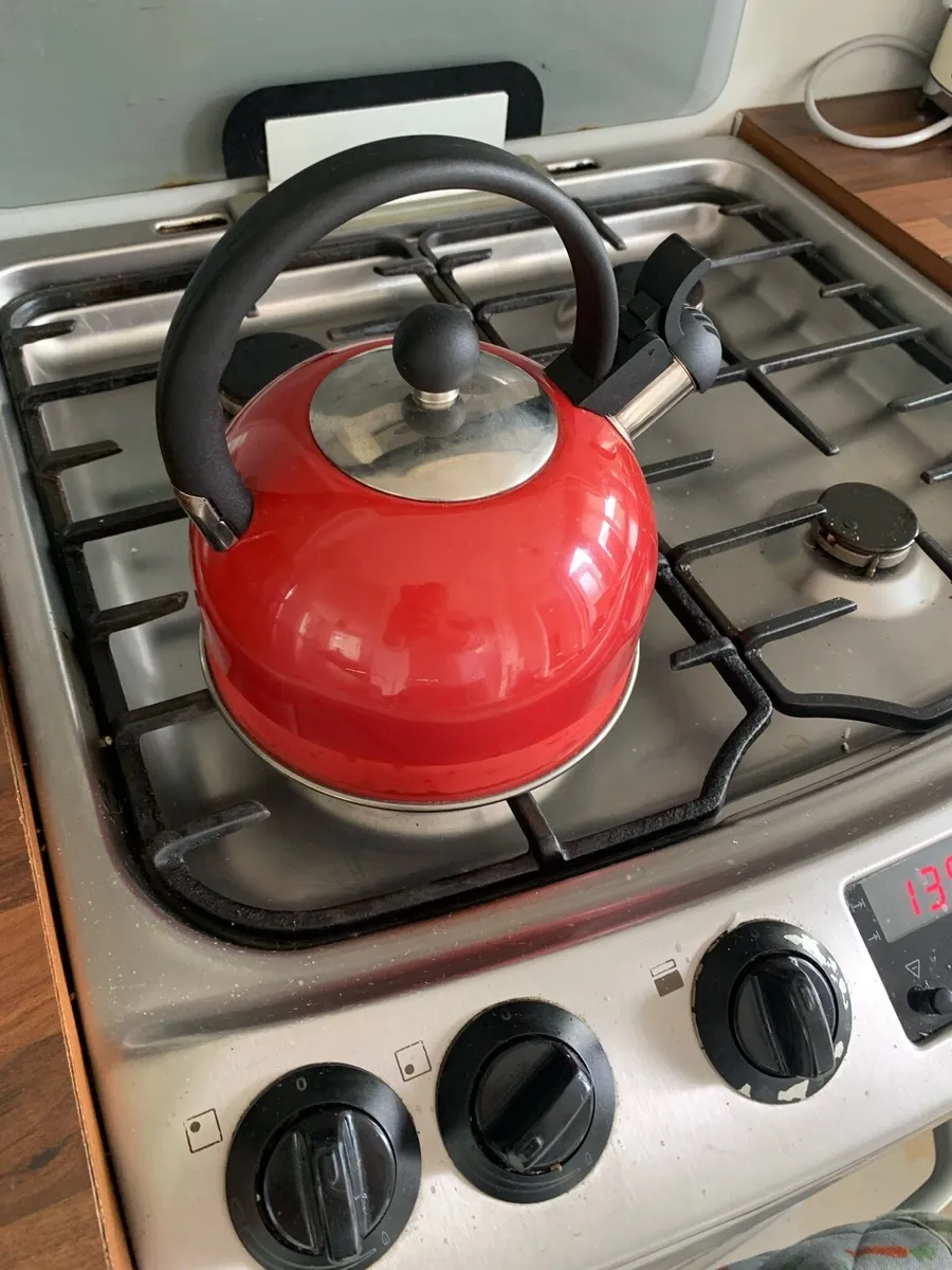 Ernesto Whistling Red Gas Kettle - Image 2
