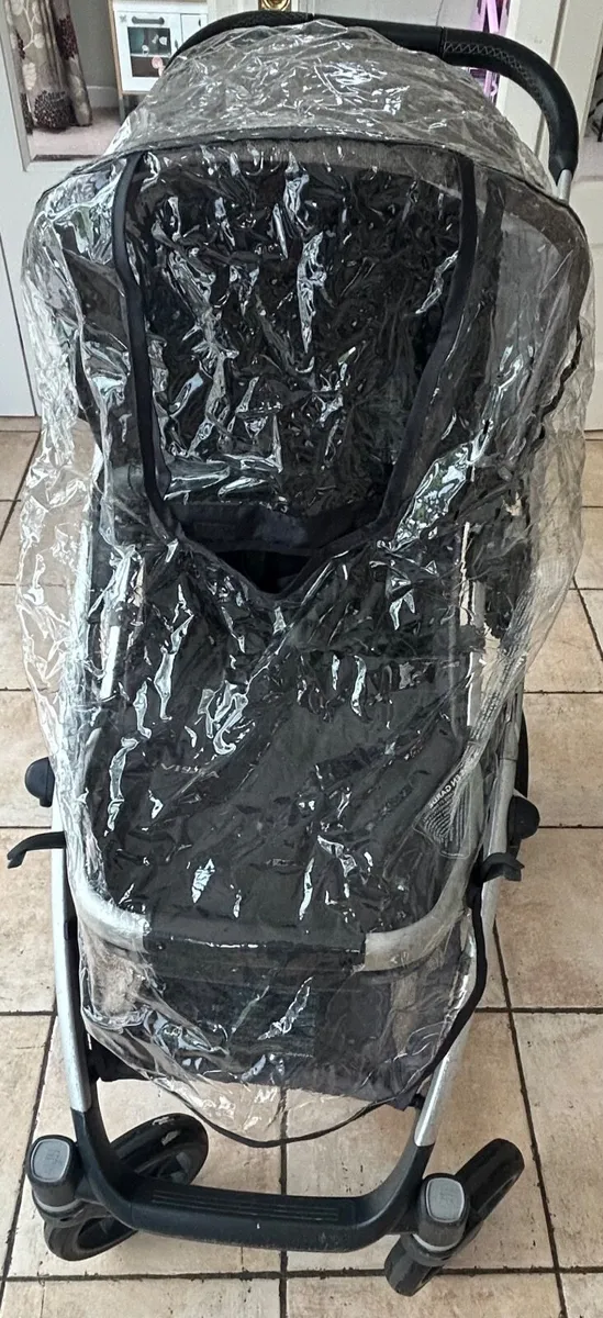 Uppababy Vista V1 Buggy, Car Seat and Accessories - Image 2