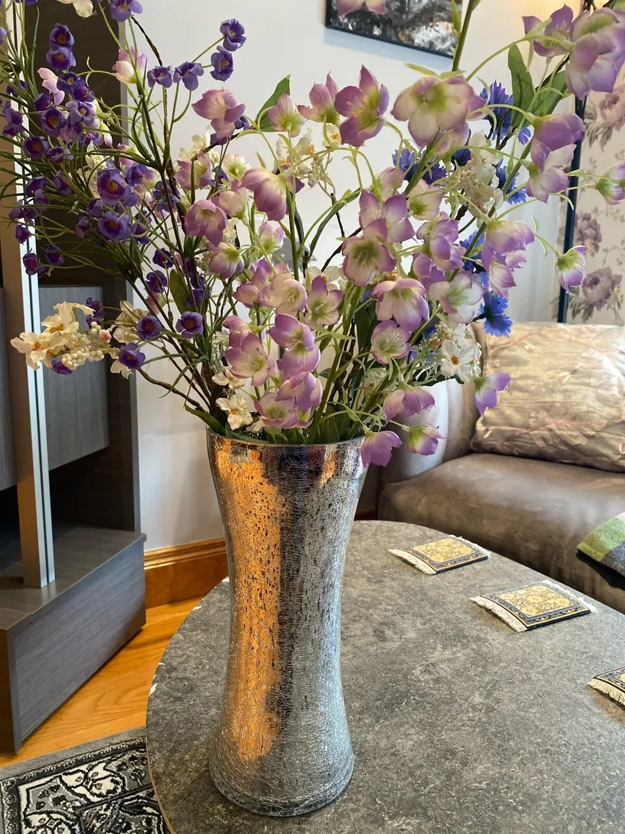 Flower vase - Image 1
