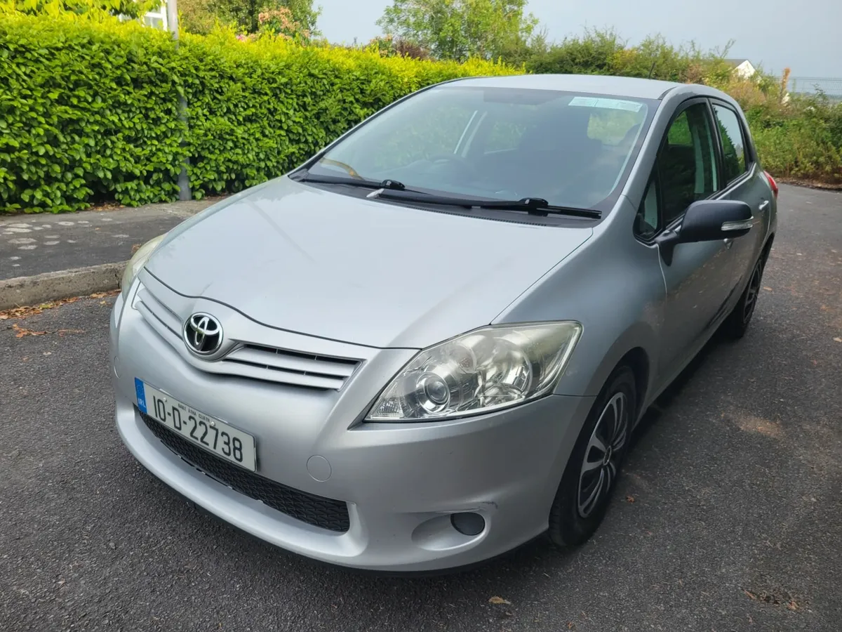 Toyota Auris 2010 - Image 2