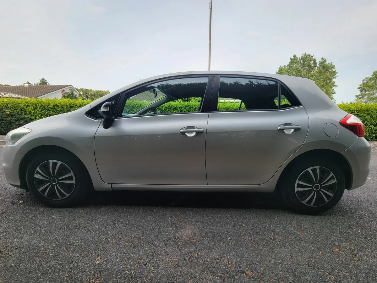 Toyota Auris 2010 - Image 3