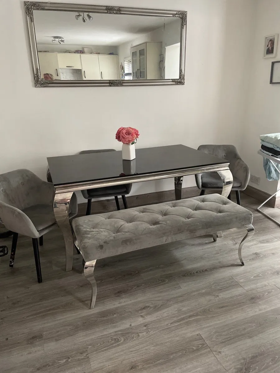 Dining table with chairs - Image 1