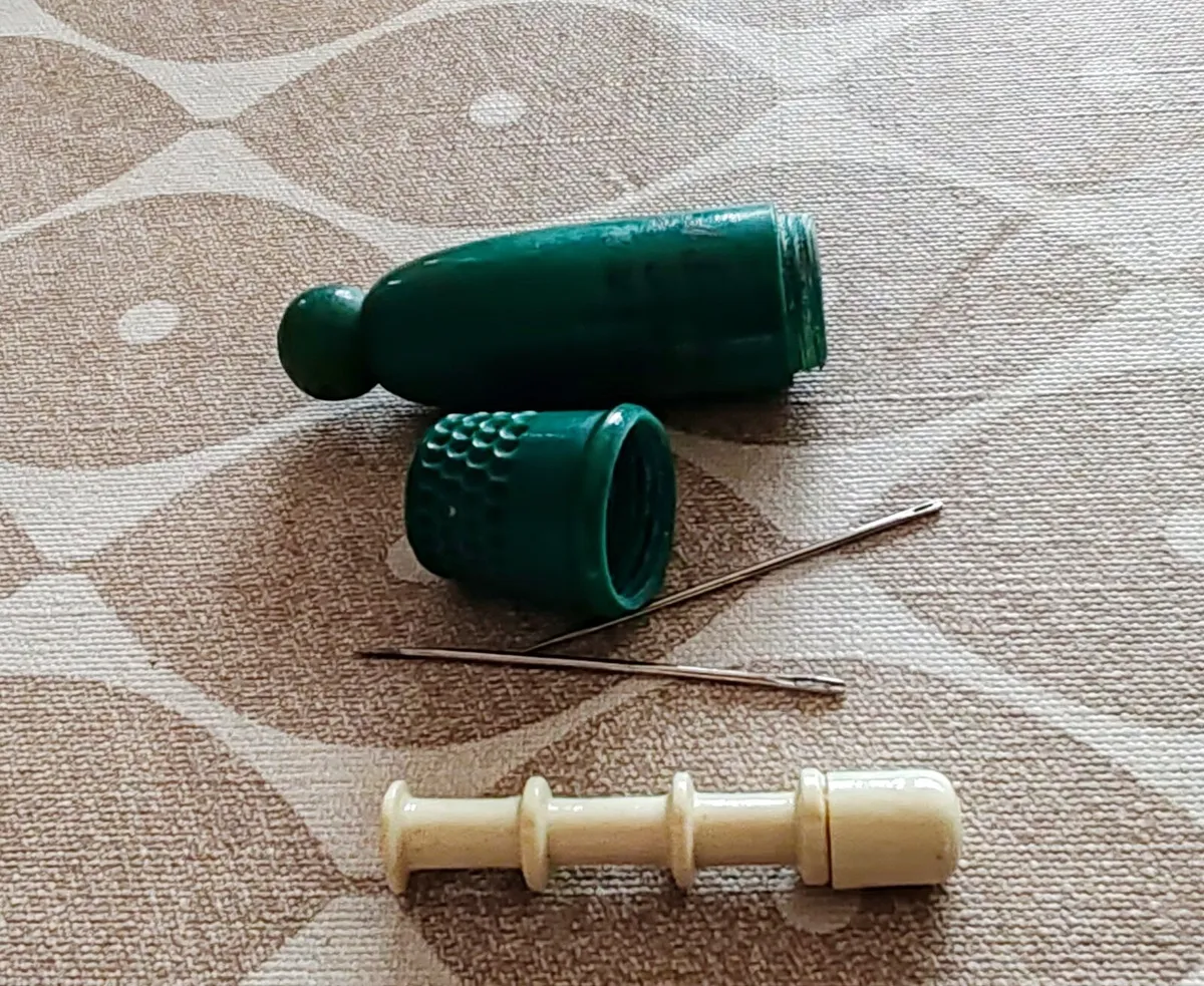 Vintage sewing thread and needle holder - Image 3