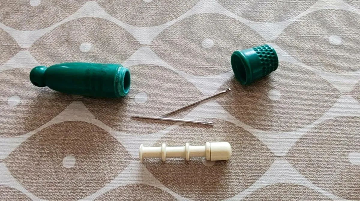 Vintage sewing thread and needle holder - Image 4