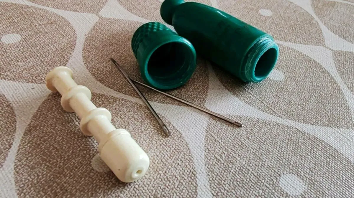Vintage sewing thread and needle holder - Image 1