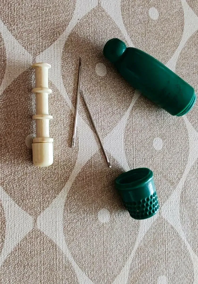 Vintage sewing thread and needle holder - Image 2